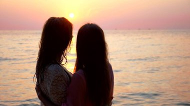 Lgbt. Happy lezbiyen çift güzel tropik sahilde dinlenme kavramı.