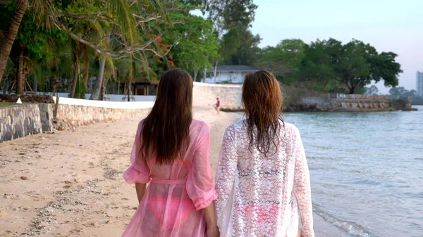 Η έννοια των ΛΟΑΤ. Happy ζευγάρι λεσβιών που αναπαύεται στην πανέμορφη τροπική παραλία. — Φωτογραφία Αρχείου
