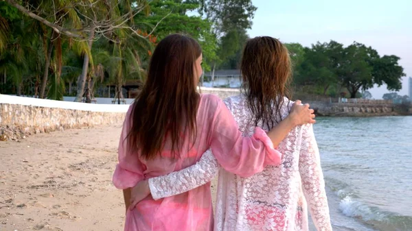 El concepto de LGBT. Feliz pareja lesbiana descansando en la hermosa playa tropical . — Foto de Stock