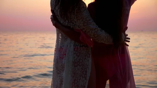 Das Konzept der lgbt. glückliches lesbisches Paar ruht sich am schönen tropischen Strand aus. — Stockfoto