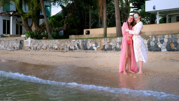 แนวคิดของ LGBT แฮปปี้ เลสเบี้ยน คู่รักพักผ่อนบนชายหาดเขตร้อนที่สวยงาม . — ภาพถ่ายสต็อก