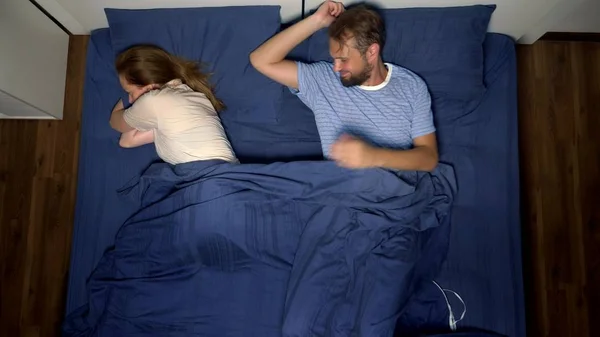 Concetto di problemi in una coppia. problemi sessuali. coppia, uomo e donna scontenti sono sdraiati a letto. vista dall'alto — Foto Stock