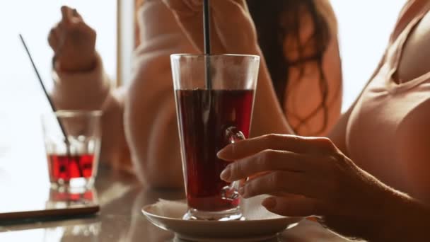 特写。一杯葡萄酒。女性手混合喝吸管 — 图库视频影像