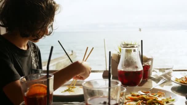 Концепция ресторана, питания, людей, даты и праздники. крупным планом. семья ест в китайском ресторане — стоковое видео