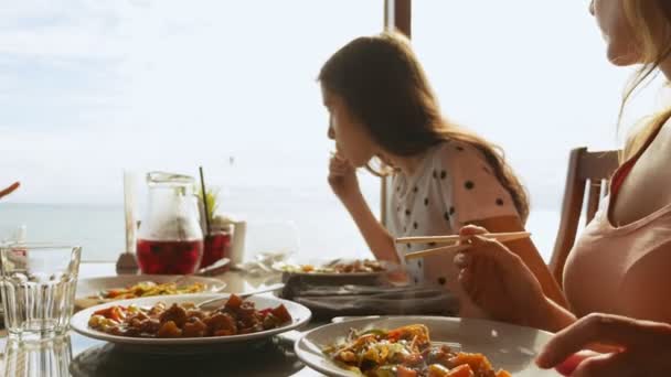 Concetto di ristorante, cibo, persone, date e vacanze. primo piano. famiglia mangia in un ristorante cinese — Video Stock