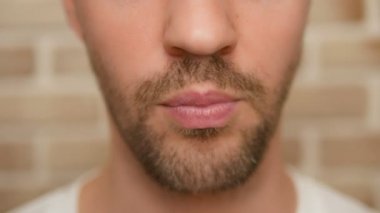 Close. erkek ağzı. adam patates kızartması yiyor.