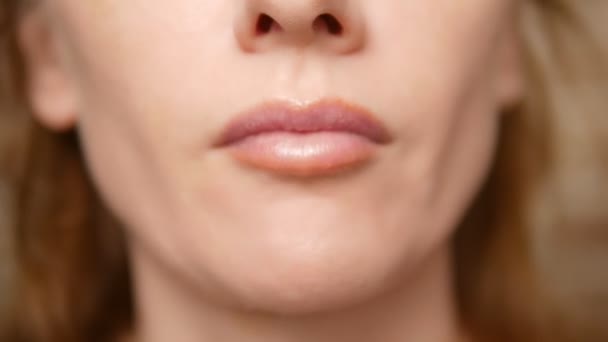 Zbliżenie. kobiecego jamy ustnej. Kobieta jedzenia frytki — Wideo stockowe