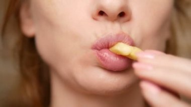 yakın kapatın. kadın patates kızartması ve hamburger yeme