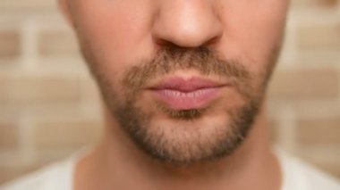 Close. erkek ağzı. adam patates kızartması yiyor.