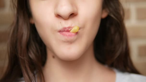 Primo piano. bocca dei bambini. adolescente mangia patatine fritte . — Video Stock