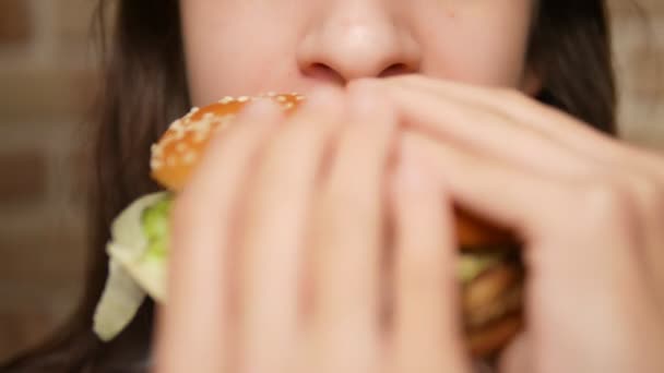 Cerca. adolescente chica come hamburguesa — Vídeos de Stock