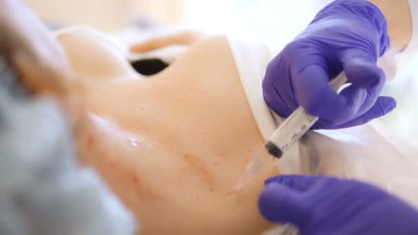 Косметолог делает инъекции, антивозрастные процедуры для затягивания и разглаживания морщин на коже груди и шеи женщины . — стоковое видео
