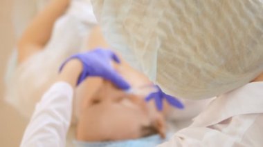 Güzellik uzmanı, bir kadının meme ve boynundaki kırışıklıkları sıkılaştırmak ve düzeltmek için enjeksiyonlar, anti-aging prosedürleri yapar.
