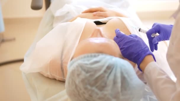 Beautik provádí injekce, postupy proti stárnutí pro utahování a vyhlazování vrátin na kůži prsou a krku ženy. — Stock video