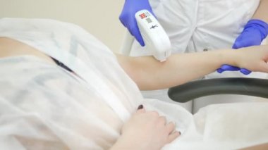 Lüks iç çamaşırı güzel genç kadın spa salonunda Lazer epilasyon yapıyor.