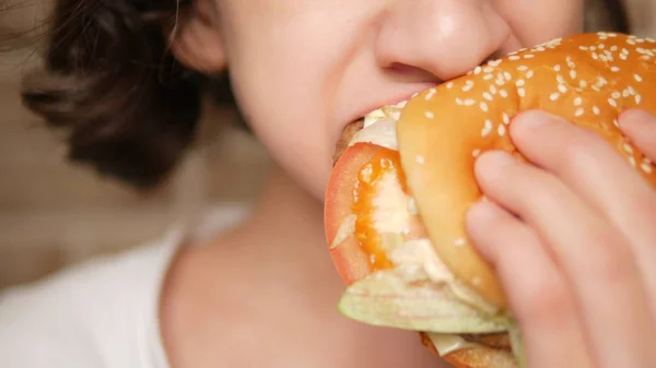 Cerca. boca de niño. adolescente comiendo una hamburguesa —  Fotos de Stock