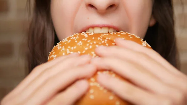 Cerca. boca de niño. chica comiendo una hamburguesa — Foto de Stock