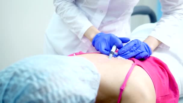 Médico neurologista faz uma injeção no paciente na parte de trás ao longo da coluna vertebral — Vídeo de Stock