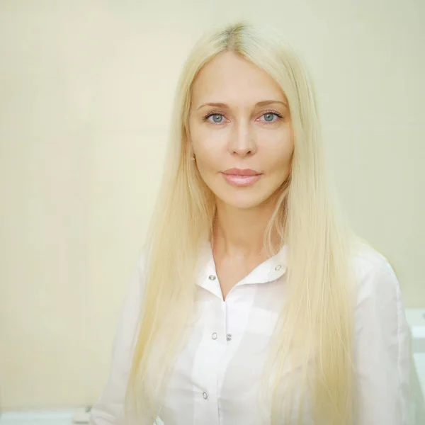 Portrait d'une femme blonde confiante en tenue blanche — Photo