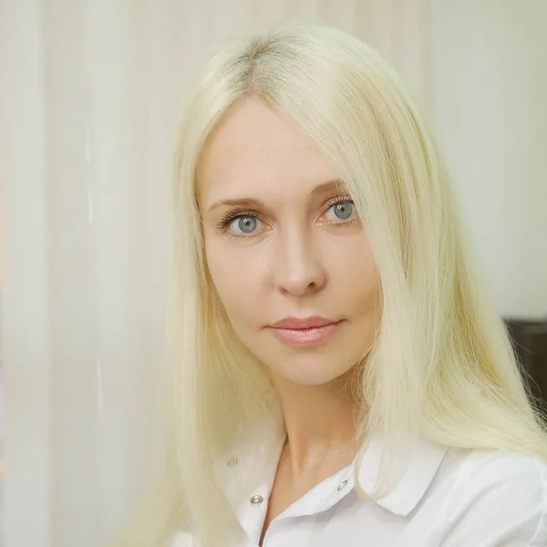 Портрет впевненого блондинки-лікаря в білому формальному одязі — стокове фото