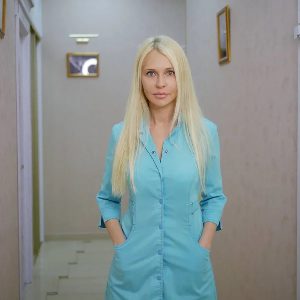 Portrait d'une femme blonde confiante en uniforme de médecin bleu — Photo