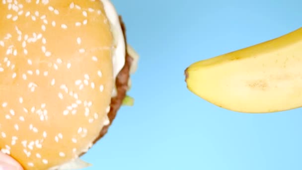 Alimentation saine et concept de régime alimentaire. banane et hamburger stand. Projet de restauration rapide amusant — Video