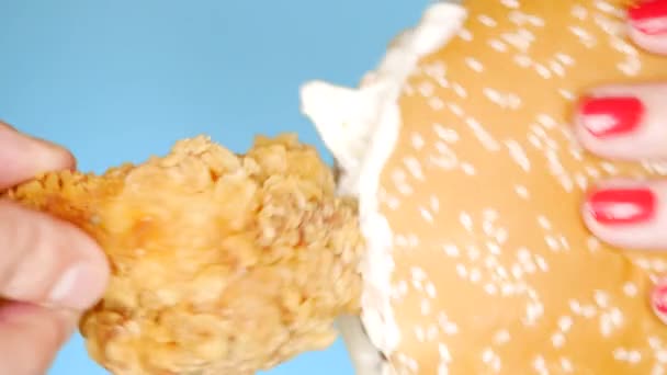 Begreppet hälsosam mat och diet. Kycklingben i smeten och Hamburger monter. Rolig snabbmat projekt — Stockvideo