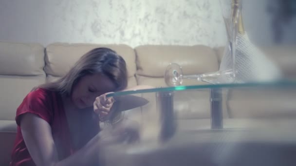 Corazón roto la mujer asesinada llora en casa solo en la mesa servido para una cita romántica para dos, porque su pareja no vino en una cita . — Vídeos de Stock