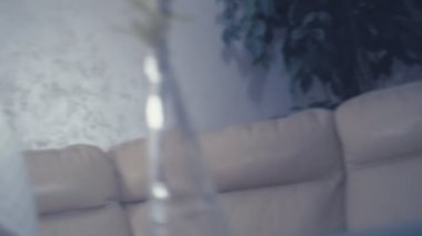 Bir kadın romantik bir randevu için iki kişilik bir masada yalnız başına sarhoş olur, çünkü partneri randevuya gelmemiştir.