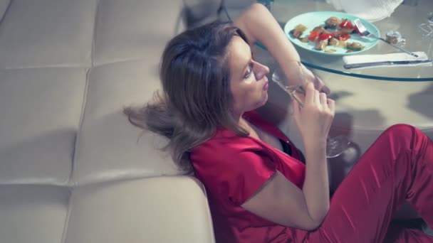 Kobieta upija się w domu sama przy stole dla dwojga na romantyczną randkę, ponieważ jej partner nie przyszedł na randkę — Wideo stockowe