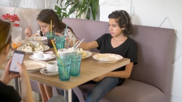 Familia comiendo khinkali en un restaurante — Vídeo de stock