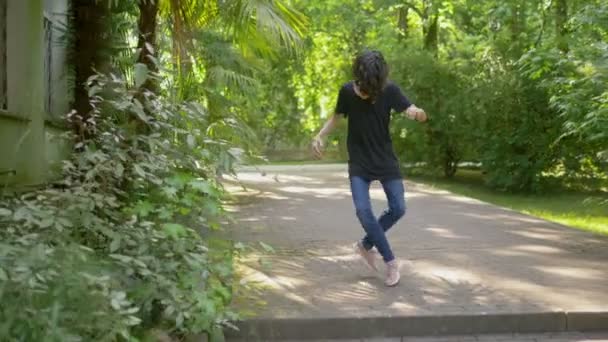 Guapo elegante adolescente bailando hip hop en verano parque — Vídeos de Stock