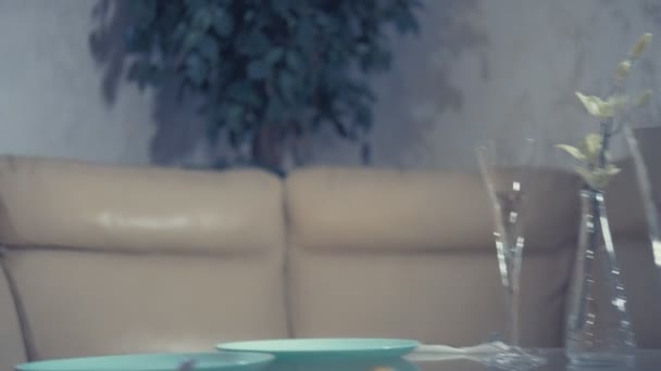 Жінка п'яна вдома сама за столом на двох на романтичне побачення, оскільки її партнер не прийшов на побачення — стокове відео