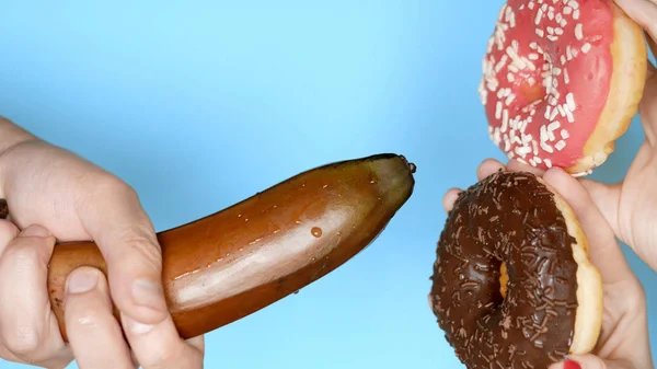 O conceito de uma dieta saudável e dieta. Banana e donut de chocolate. Projeto de fast food divertido — Fotografia de Stock