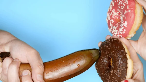 The concept of a healthy diet and diet. banana and chocolate donut stand. Fun fast food project — Stock Photo, Image