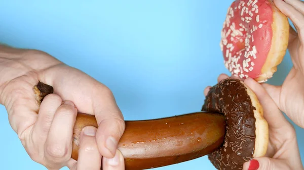 The concept of a healthy diet and diet. banana and chocolate donut stand. Fun fast food project — Stock Photo, Image