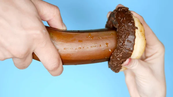 The concept of a healthy diet and diet. banana and chocolate donut stand. Fun fast food project — Stock Photo, Image