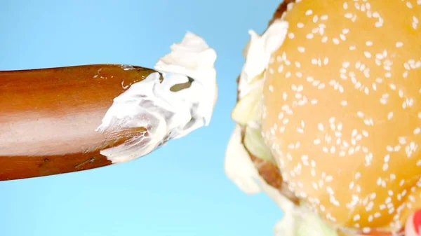 Cibo sano e concetto di dieta. banane e hamburger stand. Divertente progetto fast food — Foto Stock