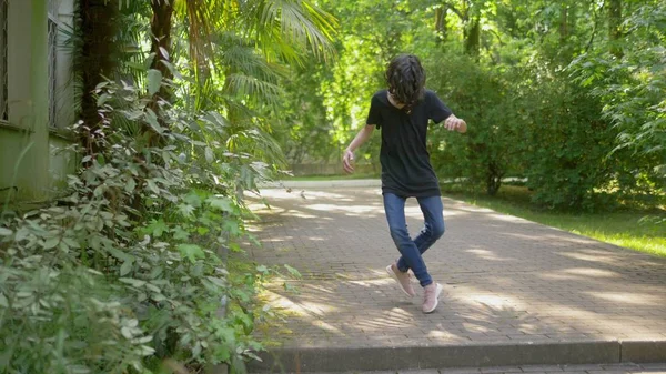 Guapo elegante adolescente bailando hip hop en verano parque — Foto de Stock