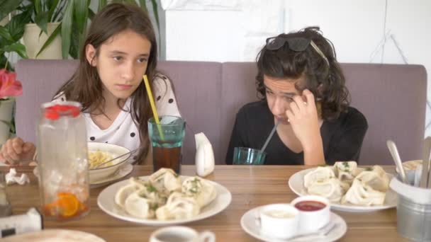 Семья ест хинкали в ресторане — стоковое видео