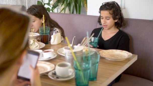 Семья ест хинкали в ресторане — стоковое видео