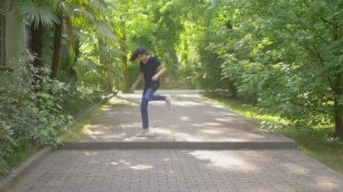 yaz parkında yakışıklı şık genç çocuk dans hip hop