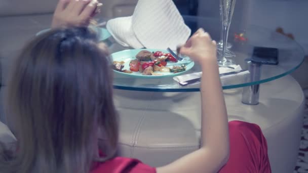 Mulher fica bêbado em casa sozinho em uma mesa definida para dois para um encontro romântico, como seu parceiro não veio em uma data — Vídeo de Stock