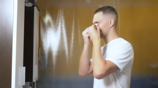 Porträt eines gutaussehenden Mannes mit Maske unter den Augenlidern, im Badezimmer. metrosexuelles Konzept, Gesichtspflege — Stockvideo