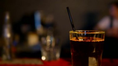 bir kokteyl yapma barmen yakın