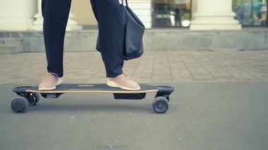 Alt göz kapağıaltında maskesi olan yakışıklı bir adamın portresi, banyoda düz bir jiletle tıraş edildi. Metroseksüel konsept