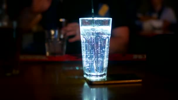 Close up de bartender fazendo um coquetel — Vídeo de Stock