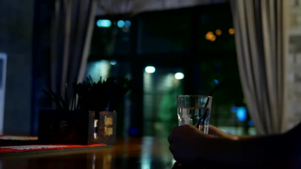 Presque. mains masculines mélanger cocktail tout en étant assis dans un bar dans une boîte de nuit seul. Espace texte — Video