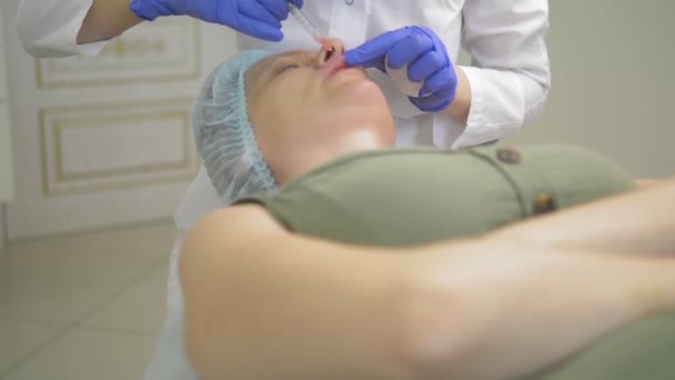 Injeksi bibir, operasi untuk meningkatkan volume bibir. dokter kosmetolog membuat kontur plastik untuk meningkatkan bibir — Stok Video