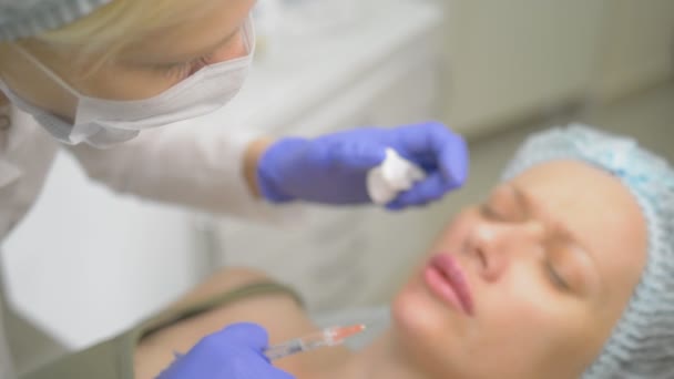 Инъекция губ, операция по увеличению объема губ. врач-косметолог делает контурный пластик для увеличения губ — стоковое видео